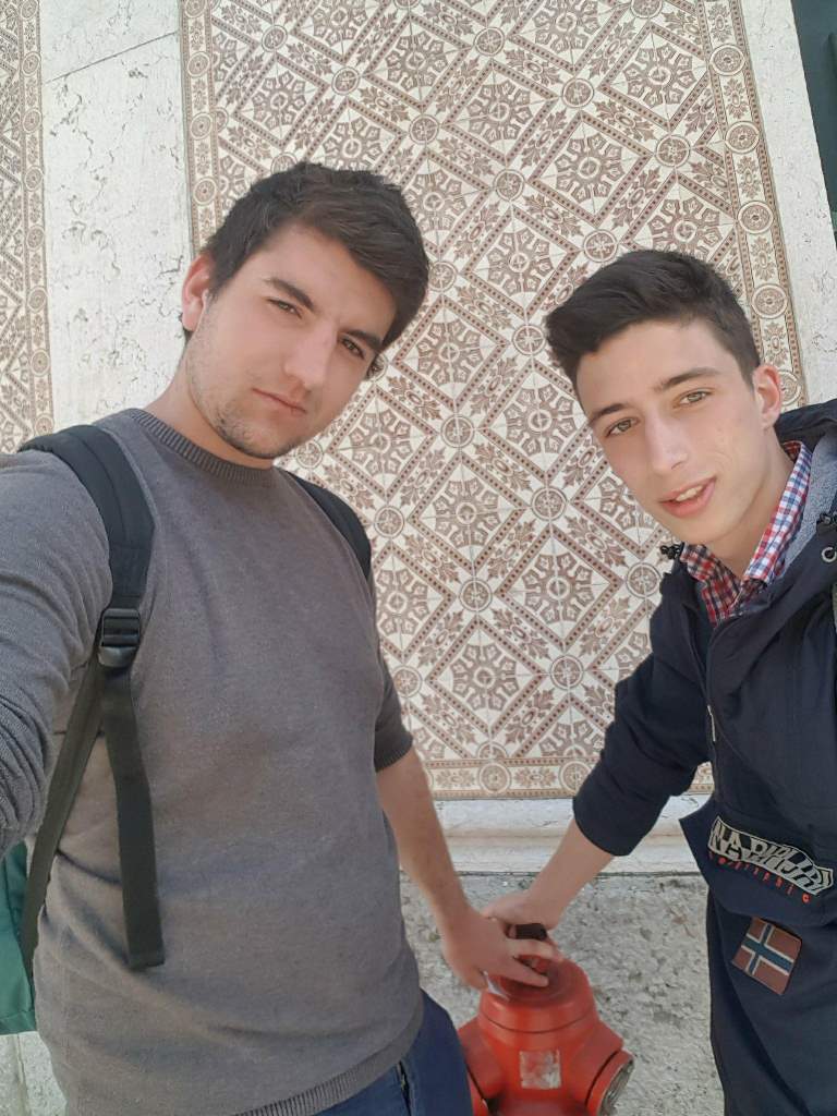 Pensées particulières à Monsieur Harrouz devant des poteaux incendie. 2