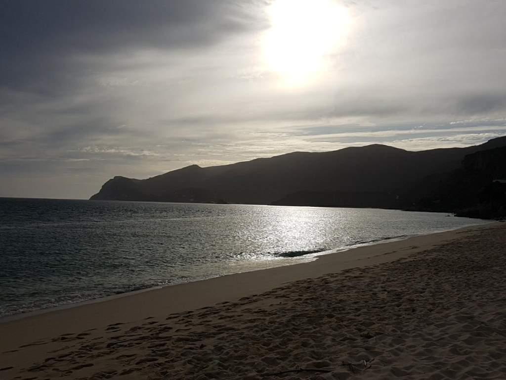 Un début de coucher de soleil près du parc naturel en dessous de Lisbonne